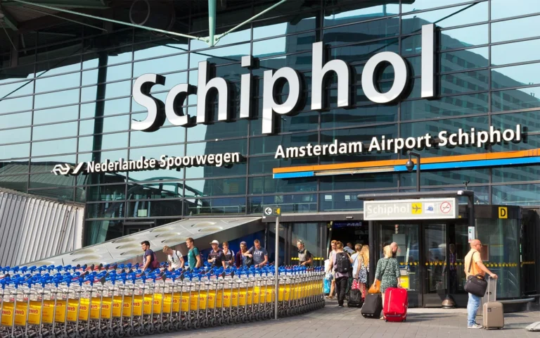 Foto van de ingang van Schiphol