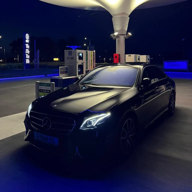 Een Mercedes auto bij de benzinepomp